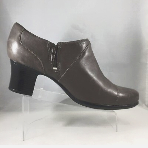 Clarks Side-Zip Shooties Womens Size 7W Grey Leather Booties Pumps 2.25" Heels - Picture 2 of 8